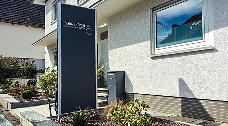 Eingang Zahnarztpraxis Fehrmann in Launsbach